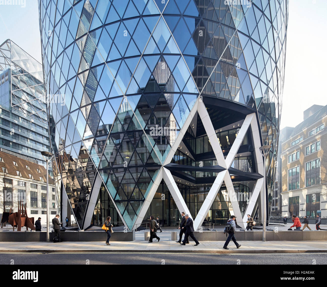 La construction de base d'une réflexion de quartier. Le Gherkin, Londres, Royaume-Uni. Architecte : Foster  + Partners, 2004. Banque D'Images