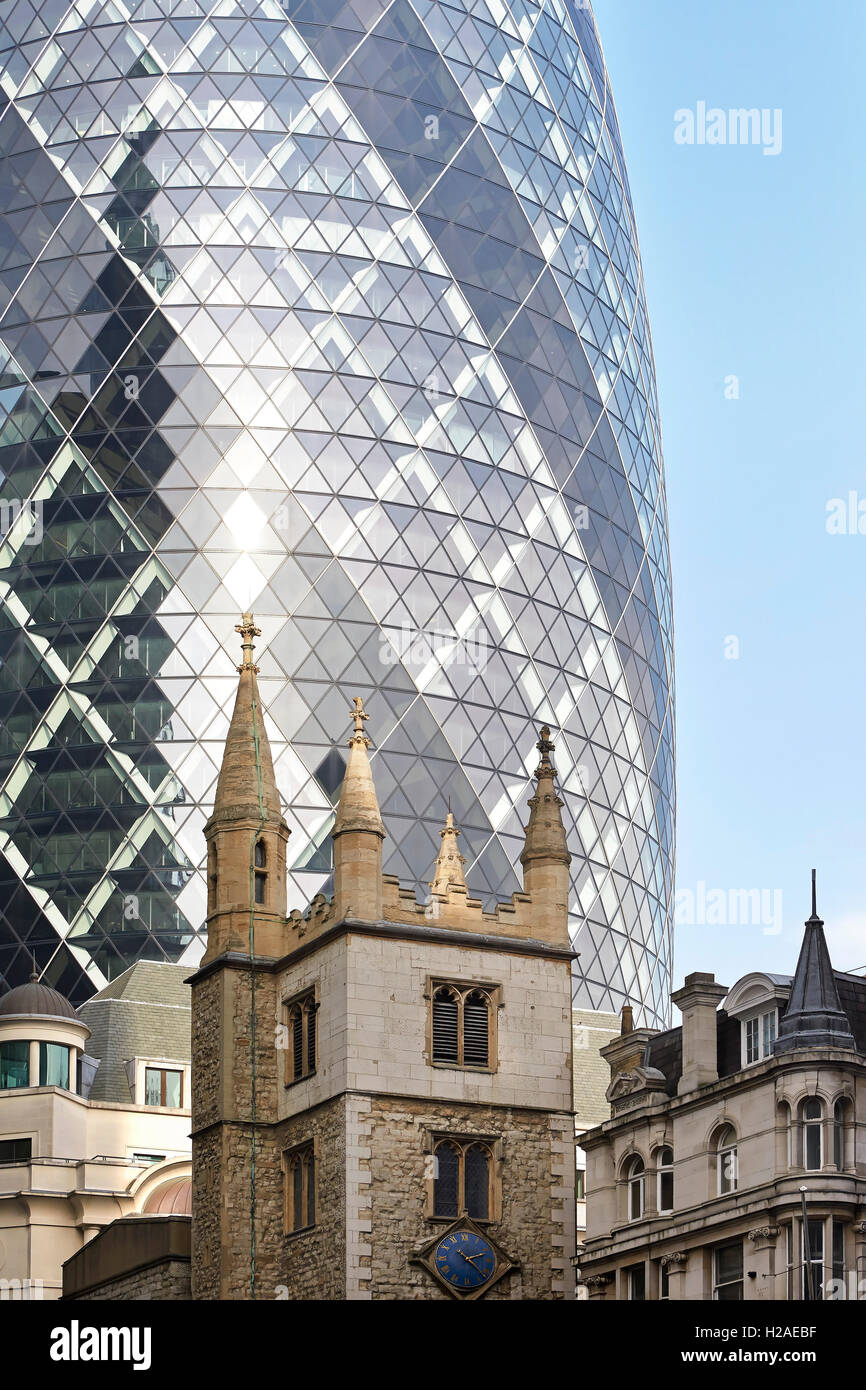 Juxtaposition de façades anciennes et nouvelles. Le Gherkin, Londres, Royaume-Uni. Architecte : Foster  + Partners, 2004. Banque D'Images