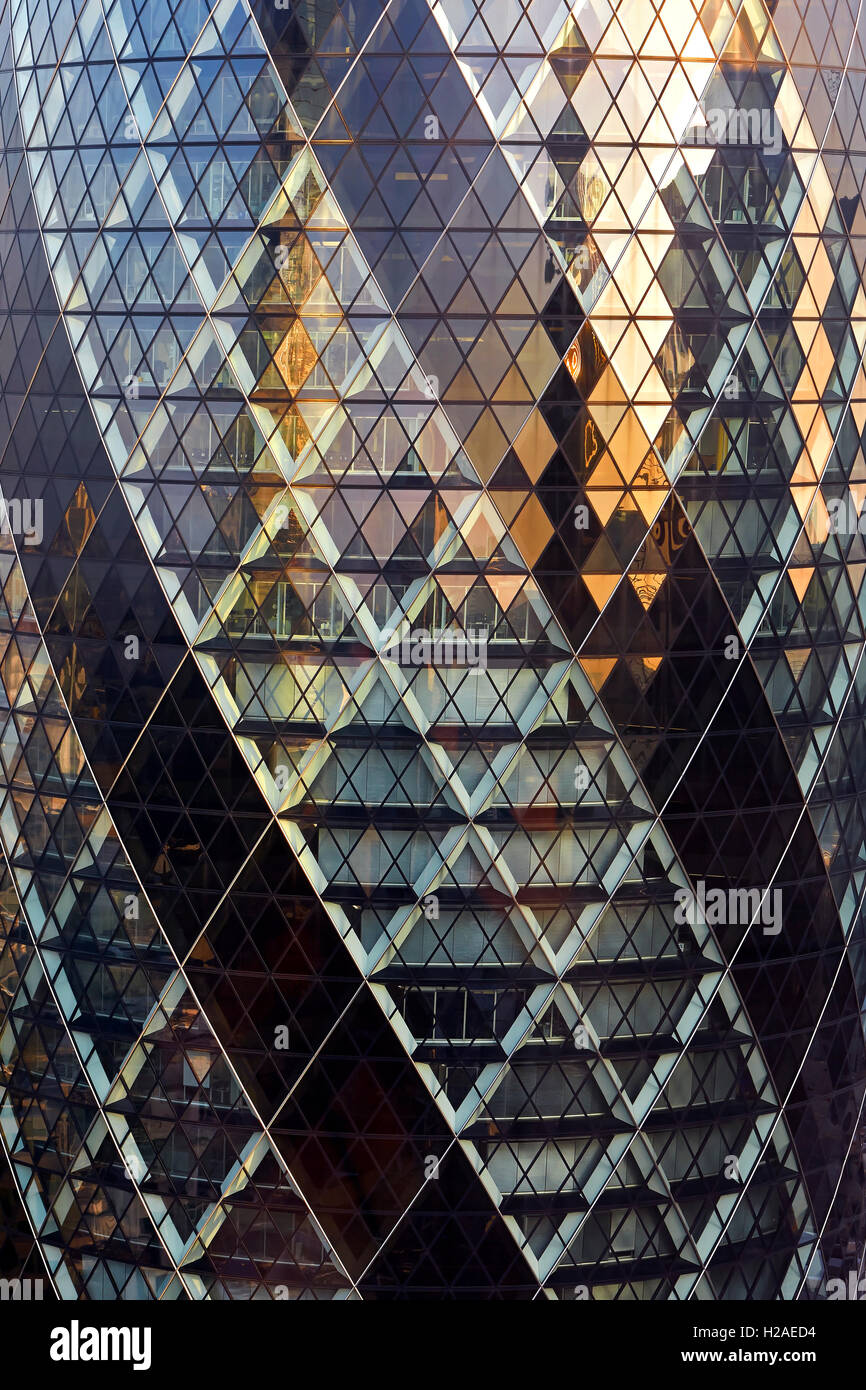De réflexion en vitrage de façade. Le Gherkin, Londres, Royaume-Uni. Architecte : Foster  + Partners, 2004. Banque D'Images