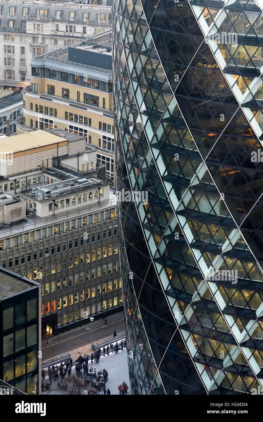 Détail de façade et ville ci-dessous. Le Gherkin, Londres, Royaume-Uni. Architecte : Foster  + Partners, 2004. Banque D'Images