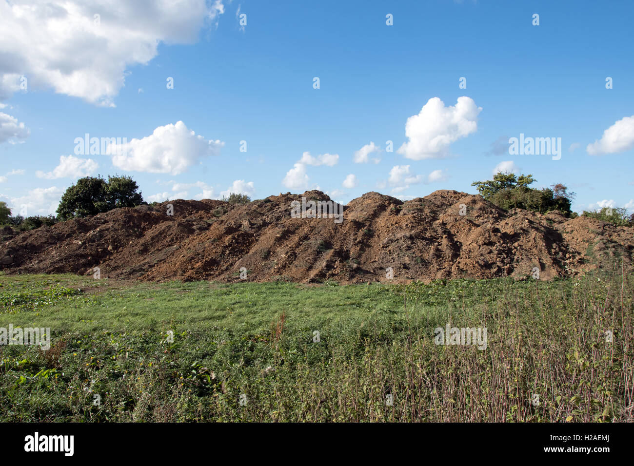 un-monticule-de-terre-banque-de-photographies-et-d-images-haute