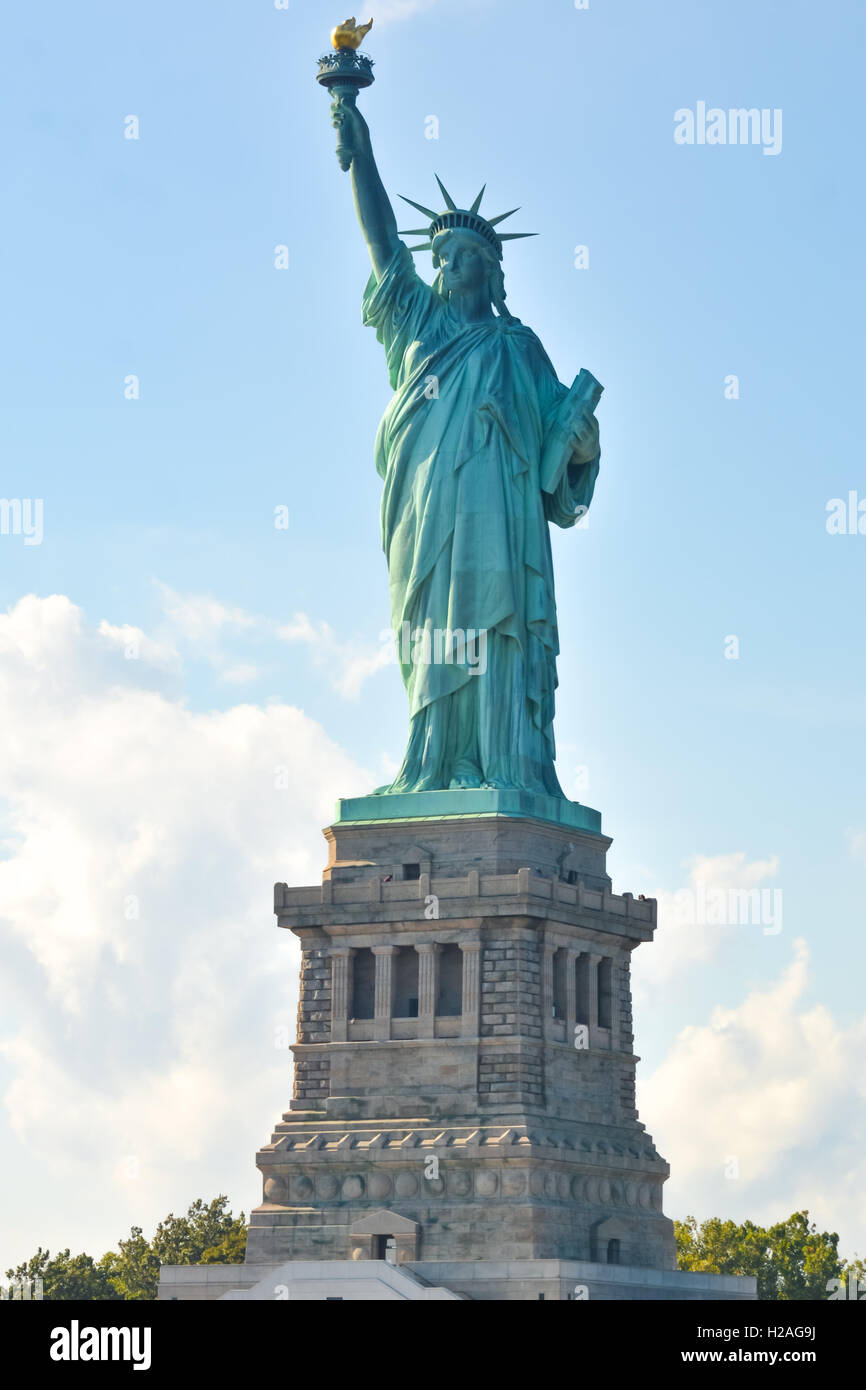 Vue côté face de Statue de la liberté à l'heure du matin Banque D'Images