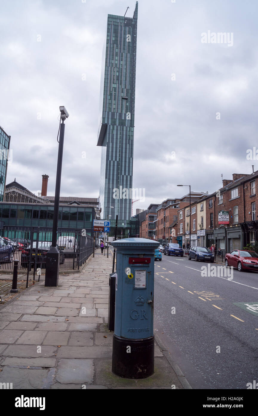 Un bleu Royal Mail pillarbox et Beetham Tower à Liverpool Road Manchester, Angleterre Banque D'Images