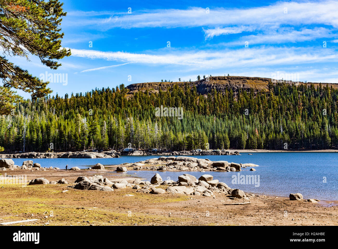 Lac alpin le long de la Californie sur l'autoroute 4 dans la région de Ebbetts pass des montagnes de la Sierra Nevada Banque D'Images