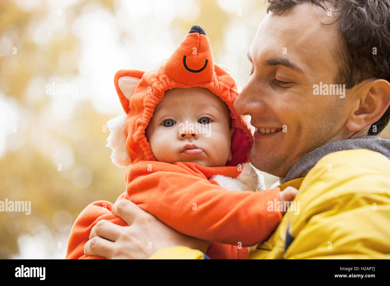 Jeune homme et son petit-fils en costume de renard Banque D'Images