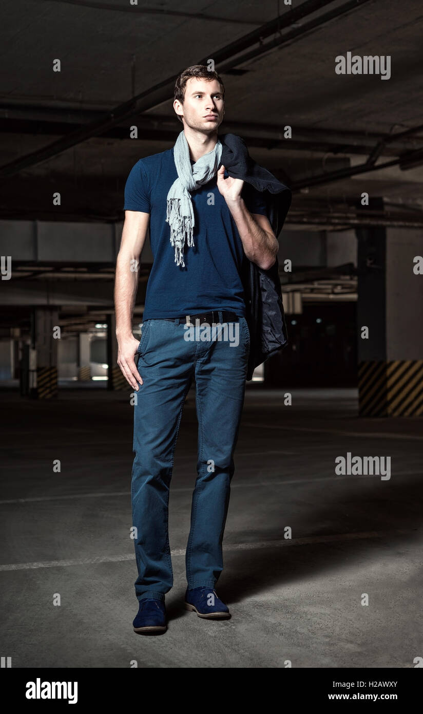 Fashion shot : beau jeune homme dans un parking souterrain Banque D'Images