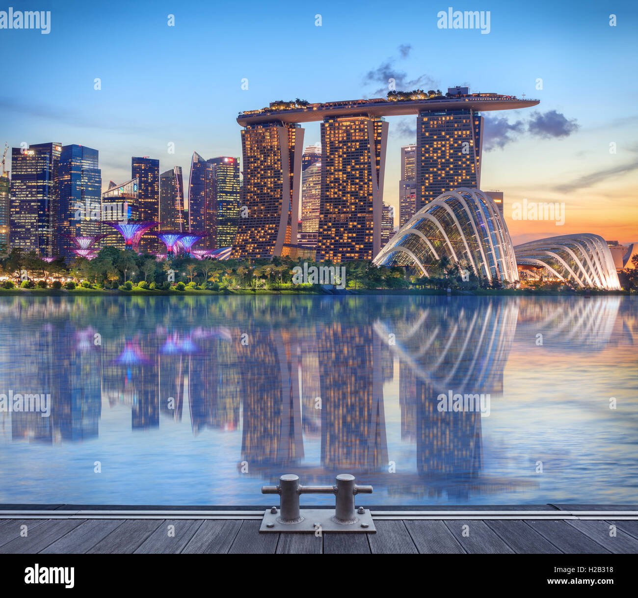 Singapour de nuit lumineux Banque D'Images