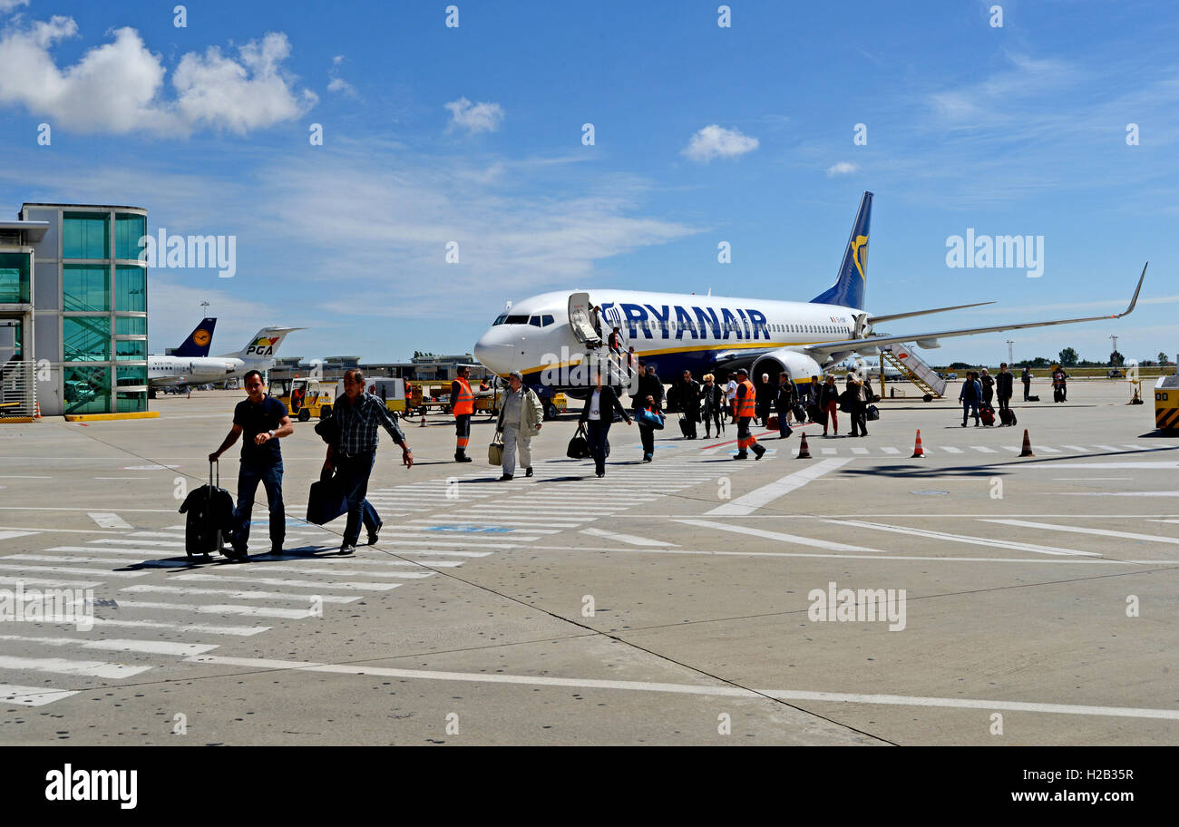 Les touristes laissant avion Ryanair sur l'aéroport international de Porto Portugal Banque D'Images