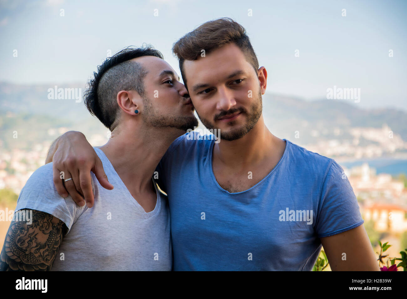 Beaux hommes élégant marche sur le trottoir et s'embrasser. Couple Gay outdoor Banque D'Images