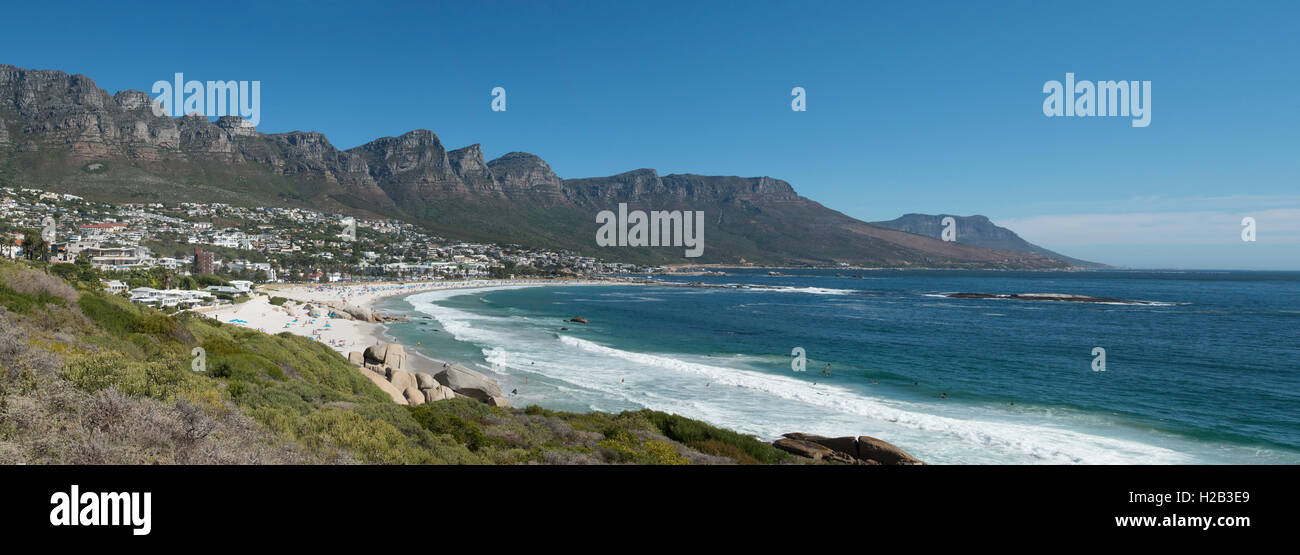 La plage de Camps Bay et douze apôtres panorama de montagnes, Cape Town, Western Cape, Afrique du Sud Banque D'Images