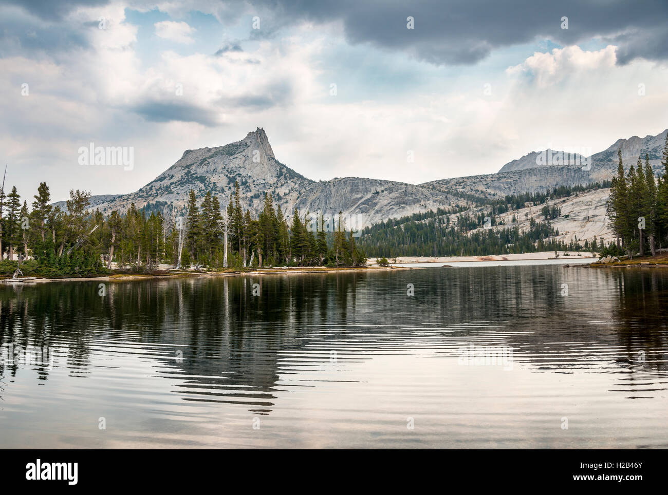 Dans un lac de montagne, Cathedral Peak, Lac de la cathédrale, la Sierra Nevada, Yosemite National Park, plage de la Cathédrale Banque D'Images