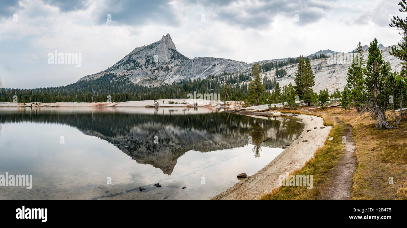Sentier au bord du lac, les montagnes reflétée dans un lac, Cathedral Peak, Lac de la cathédrale, la Sierra Nevada, Yosemite National Park Banque D'Images
