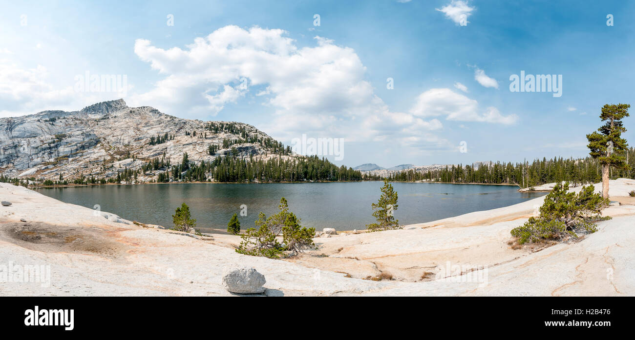 La Cathédrale, le lac inférieur Sierra Nevada, Yosemite National Park, plage de cathédrale, California, USA Banque D'Images
