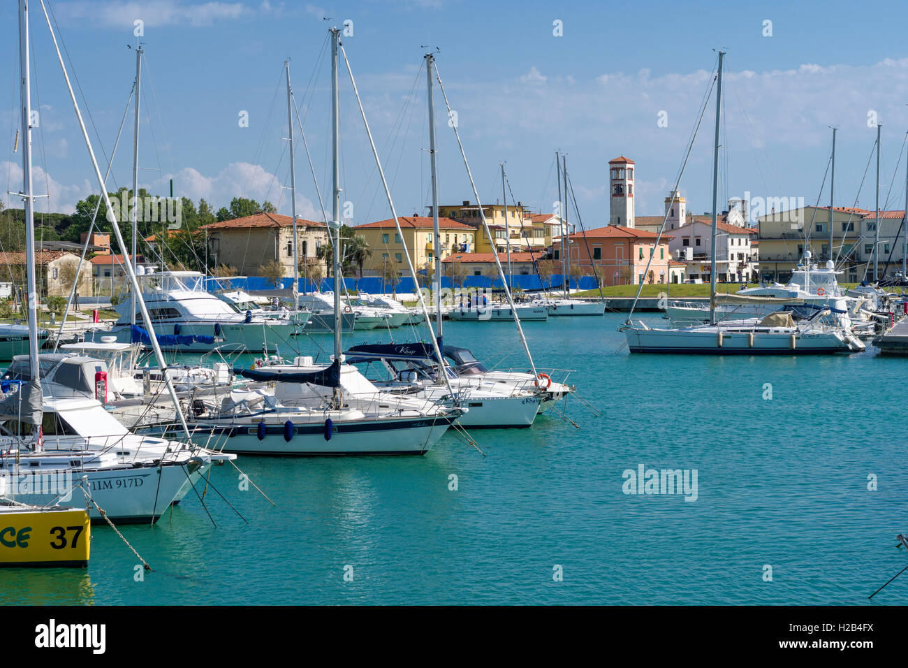 La voile et les bateaux à moteur sont ancrés dans le port, Marina di Pisa, Toscane, Italie Banque D'Images