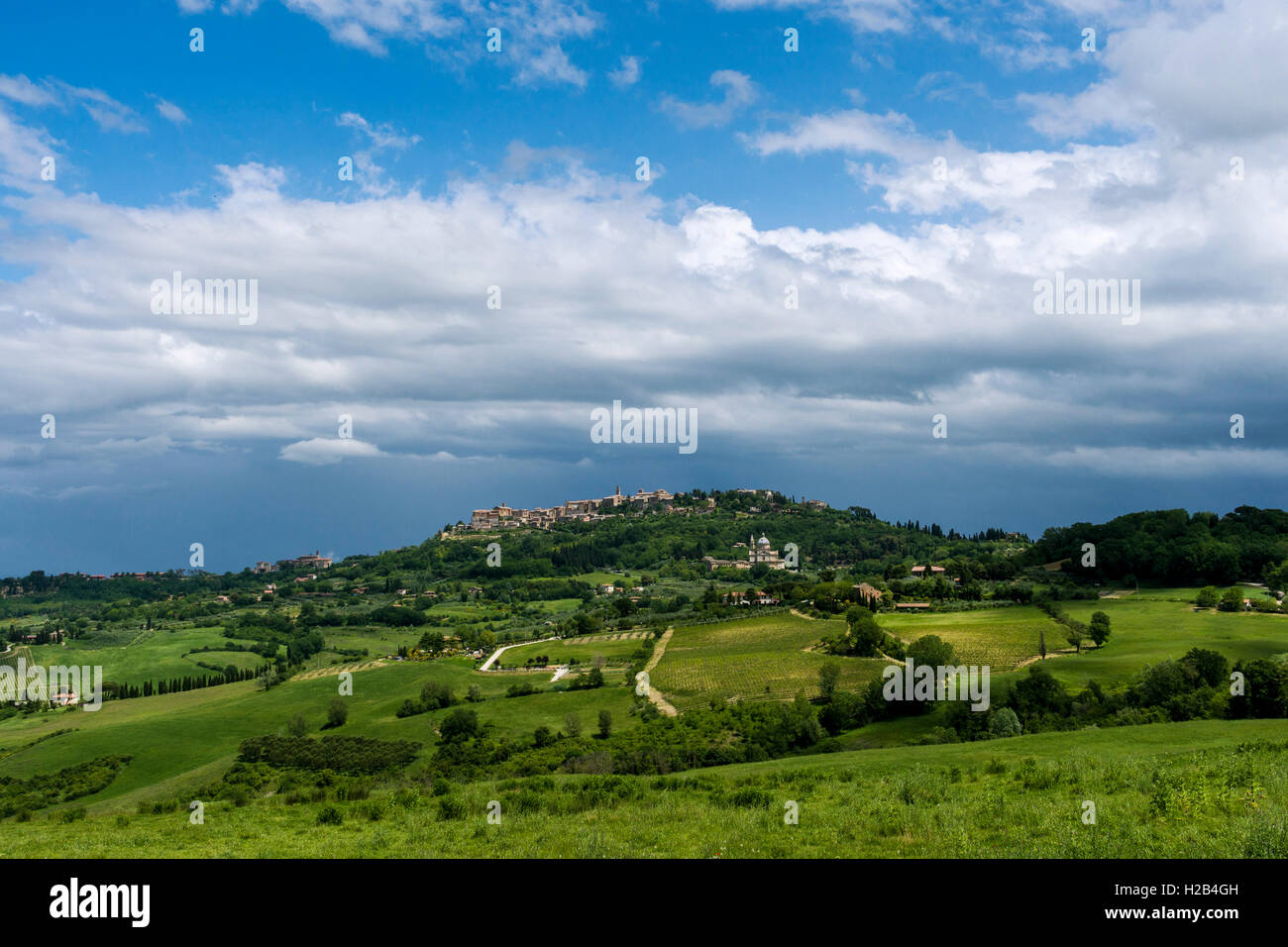 Une ville de Val d'Orcia, sur une colline, entouré de fermes et de champs, Montepulciano, Toscane, Italie Banque D'Images