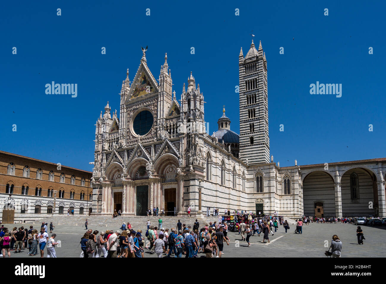 Les touristes autour de Square, la Cathédrale de Sienne, Duomo di Siena, Sienne, Toscane, Italie Banque D'Images