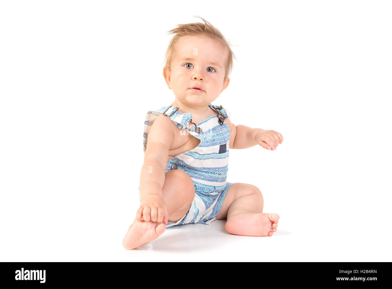 Beau Bébé posant isolé en fond blanc Banque D'Images