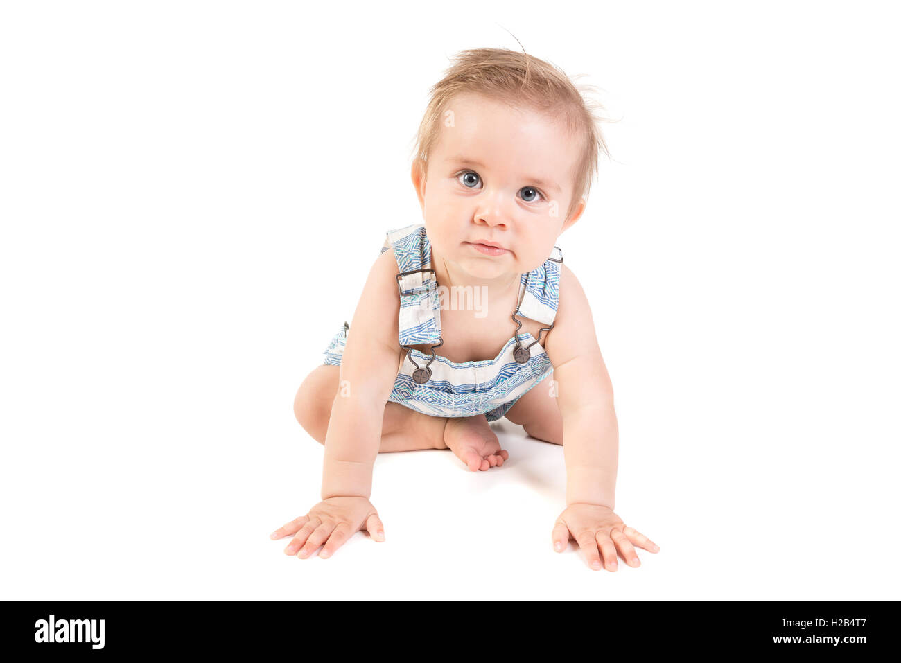 Beau Bébé posant isolé en fond blanc Banque D'Images