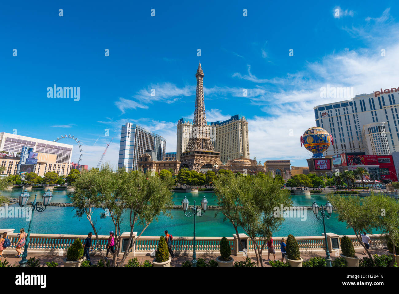 Réplique de la Tour Eiffel, Paris Hotel et le lac en face de l'hôtel Bellagio, Las Vegas, Nevada, USA Banque D'Images