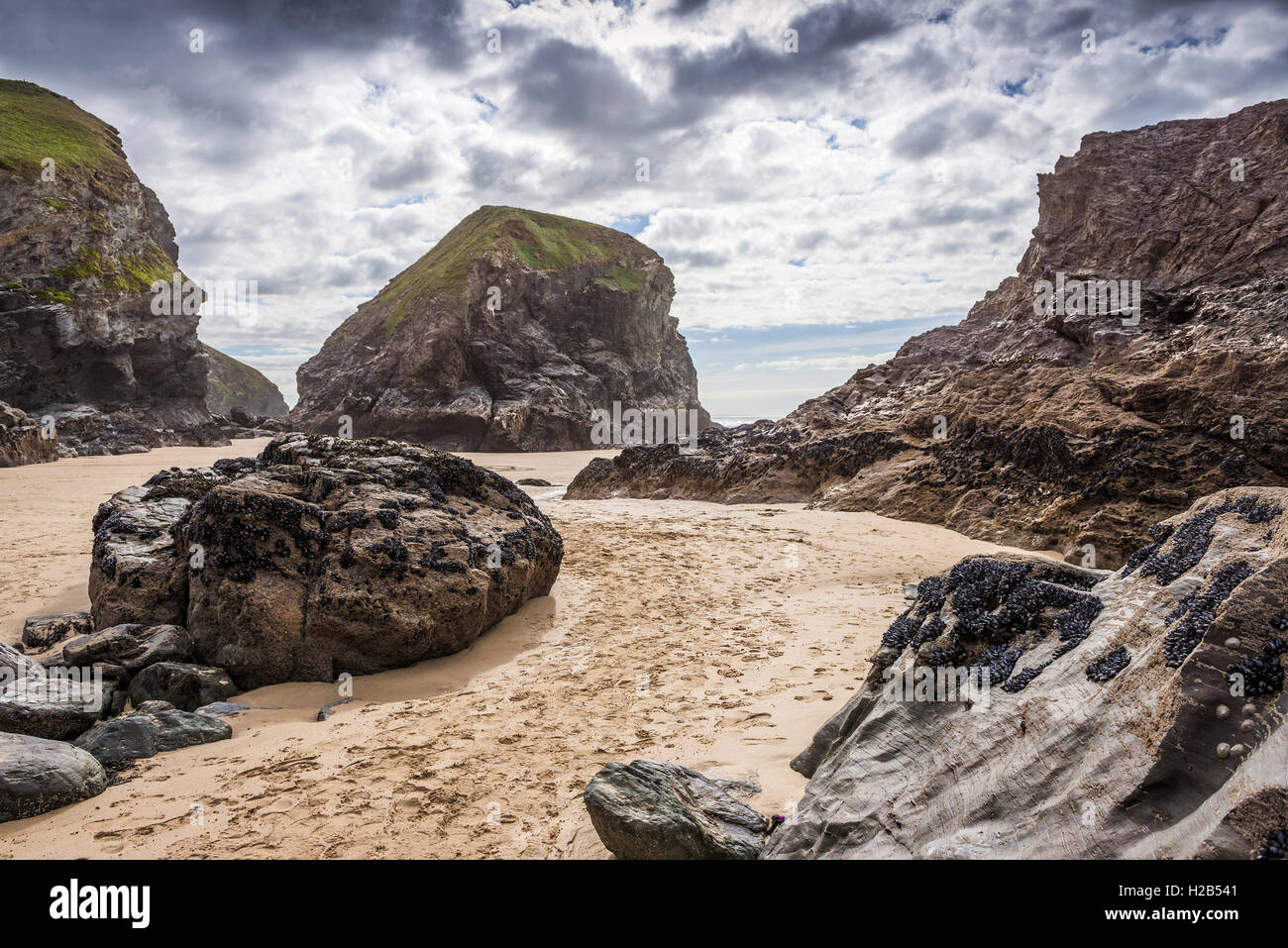 La plage découverte à marée basse au Bedruthan Steps à Cornwall. Banque D'Images