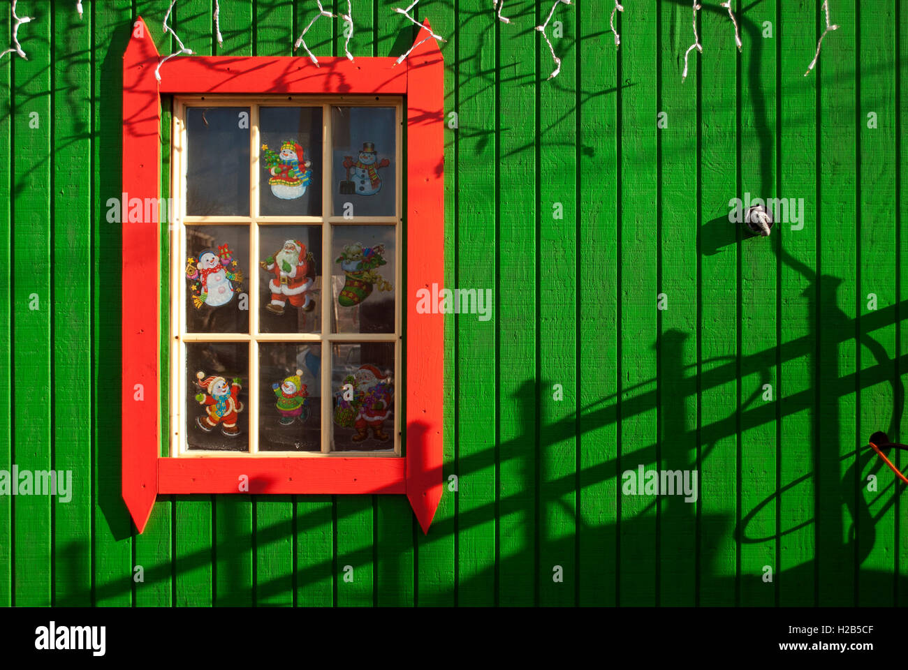 Un Noël rouge et vert vif shack. Banque D'Images