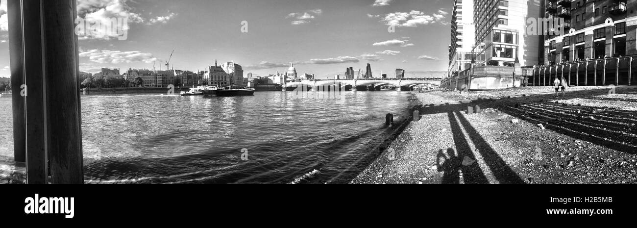 Thames Bankside à côté du Millenium Bridge tourné en monochrome et à grand angle au nord vers St Pauls Banque D'Images