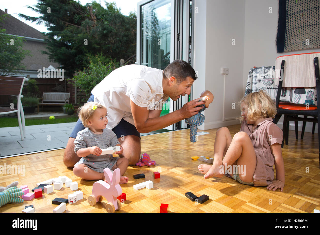 Stay-at-home papa, prendre un congé parental partagé, l'un des 3 000 pères britanniques a dit de prendre un congé parental partagé. Banque D'Images