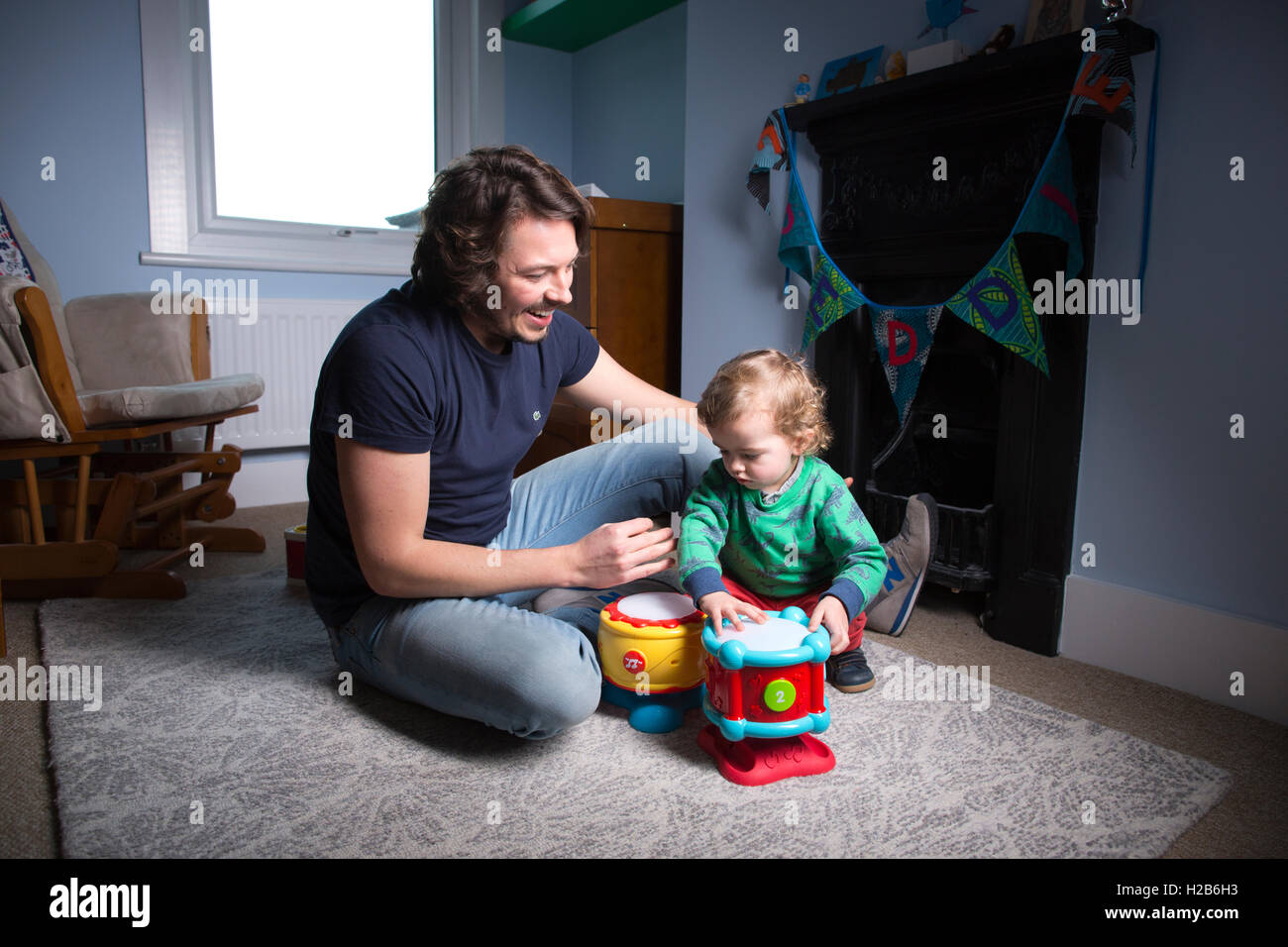 Stay-at-home papa, prendre un congé parental partagé, l'un des 3 000 pères britanniques a dit de prendre un congé parental partagé. Banque D'Images