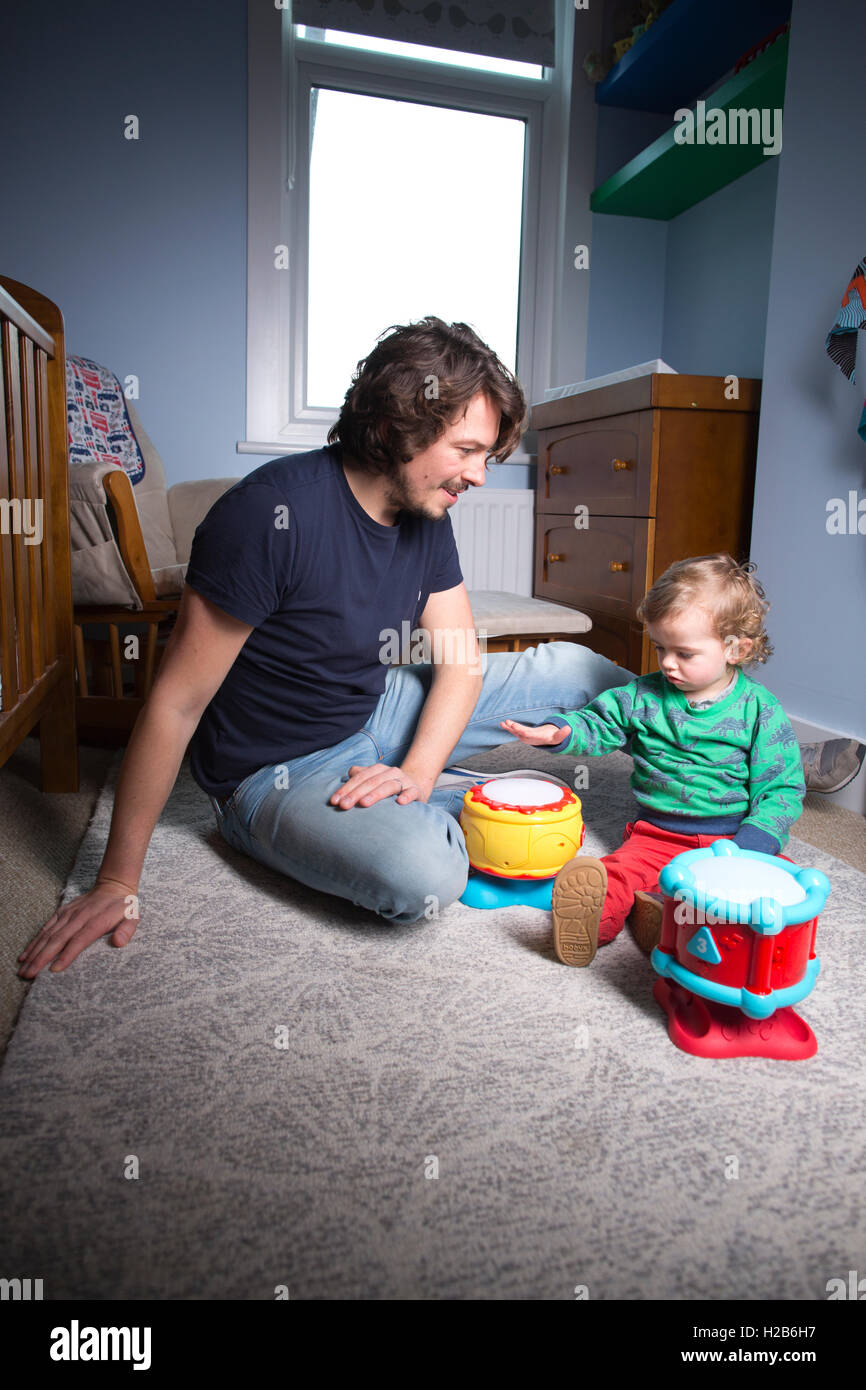 Stay-at-home papa, prendre un congé parental partagé, l'un des 3 000 pères britanniques a dit de prendre un congé parental partagé. Banque D'Images