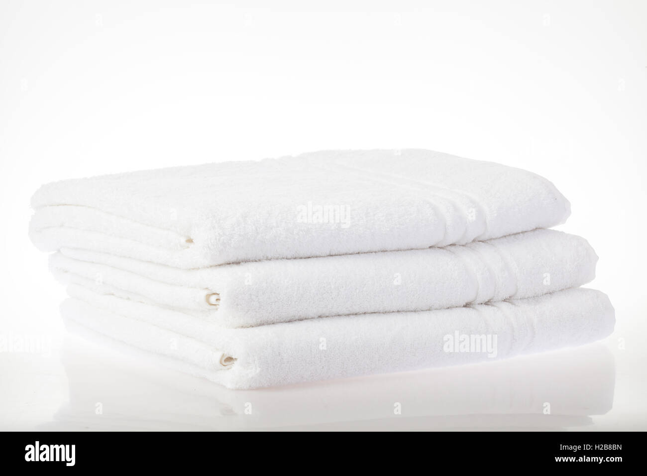 Pile de serviettes blanches de laverie commerciale pour les hôtels et autres hébergements Banque D'Images