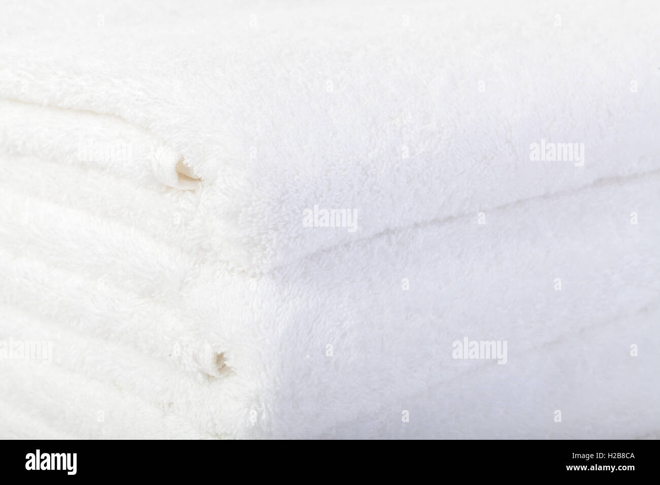 Pile de serviettes blanches de laverie commerciale pour les hôtels et autres hébergements Banque D'Images