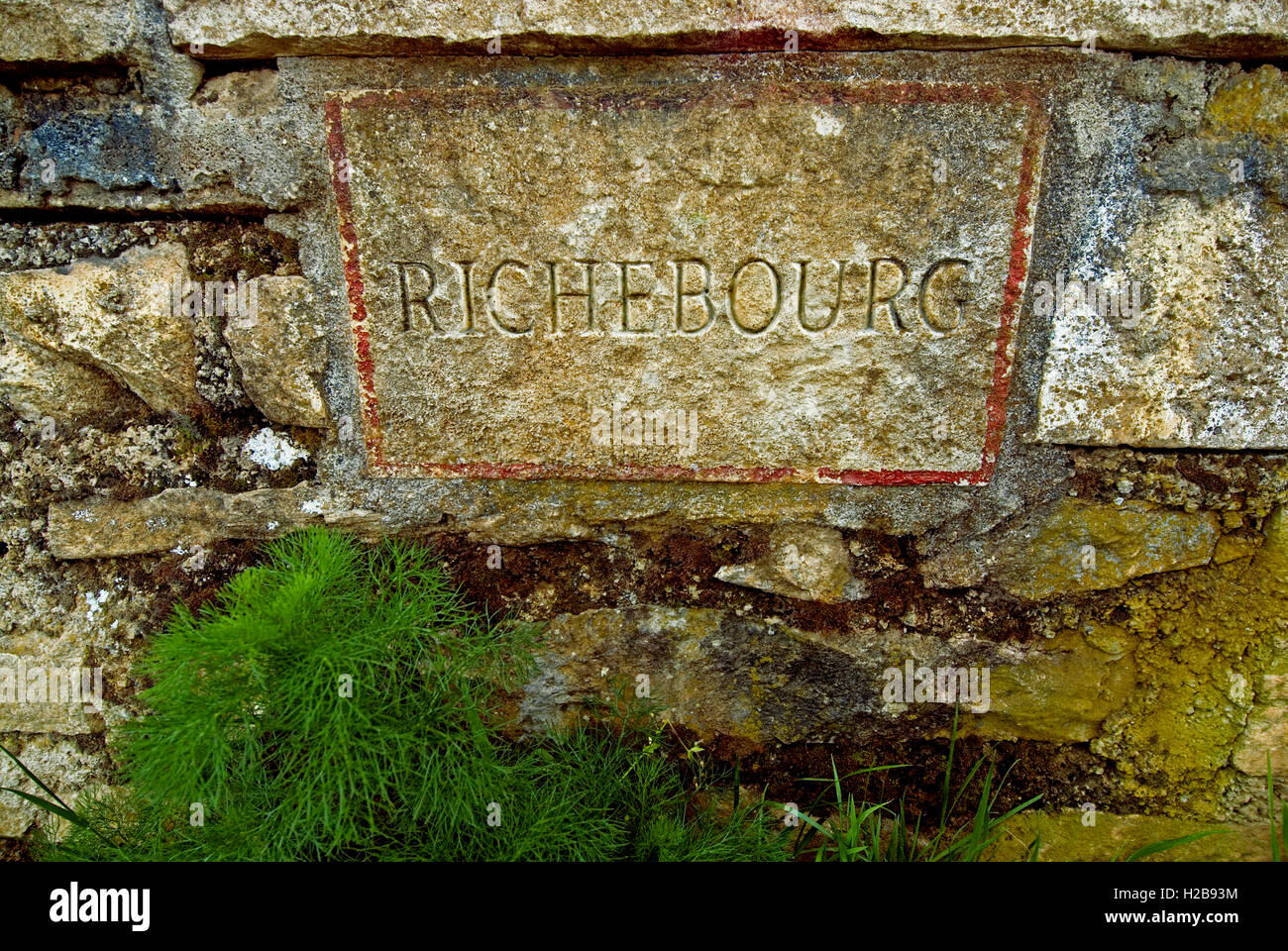 RICHEBOURG VIGNE Nom rustique de plaque en mur de Richebourg vignoble de domaine de la Romanée-conti Richebourg Cote d'Or France Banque D'Images