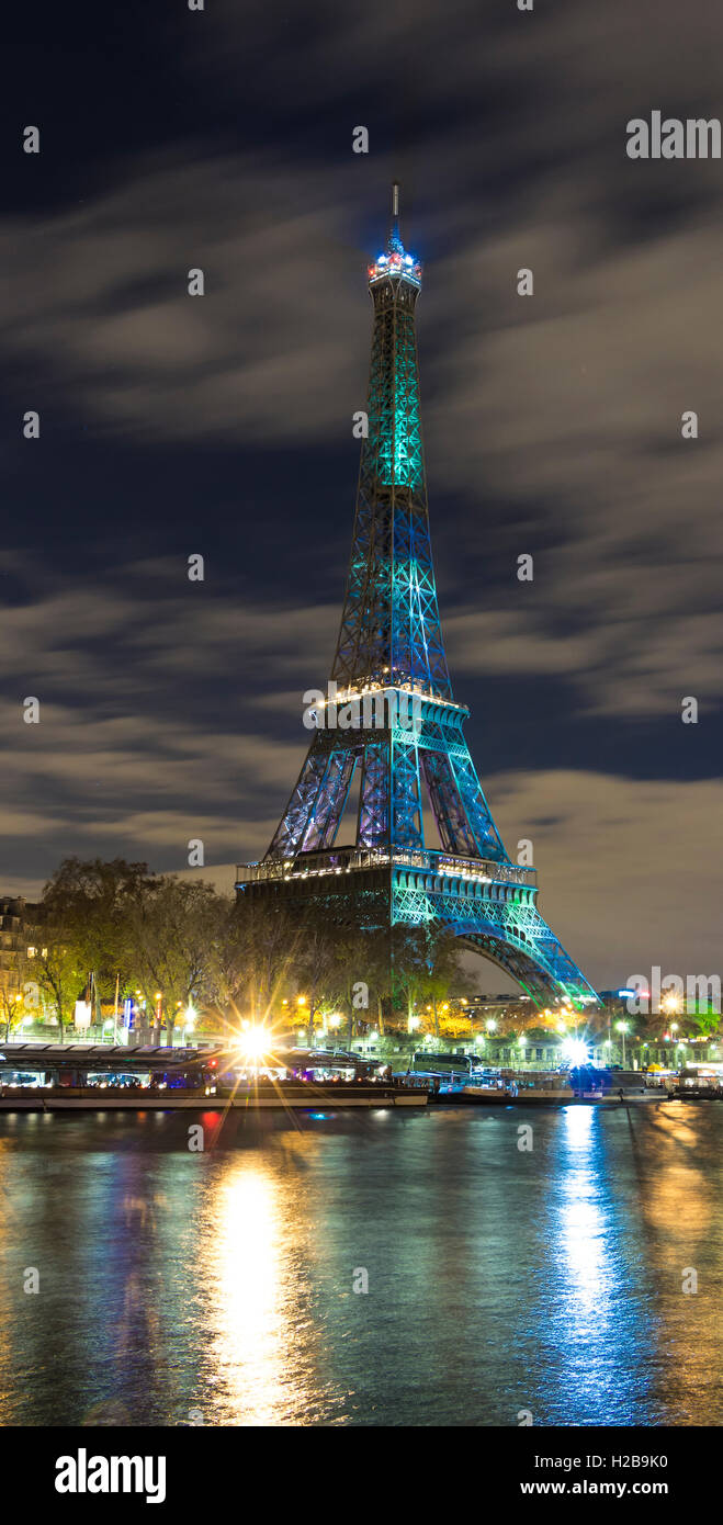 Paris, France-December 02 ; 2015 : La Tour Eiffel recouverte d'une forêt visuel vert dans le cadre de l'organisation de la COP21. Banque D'Images