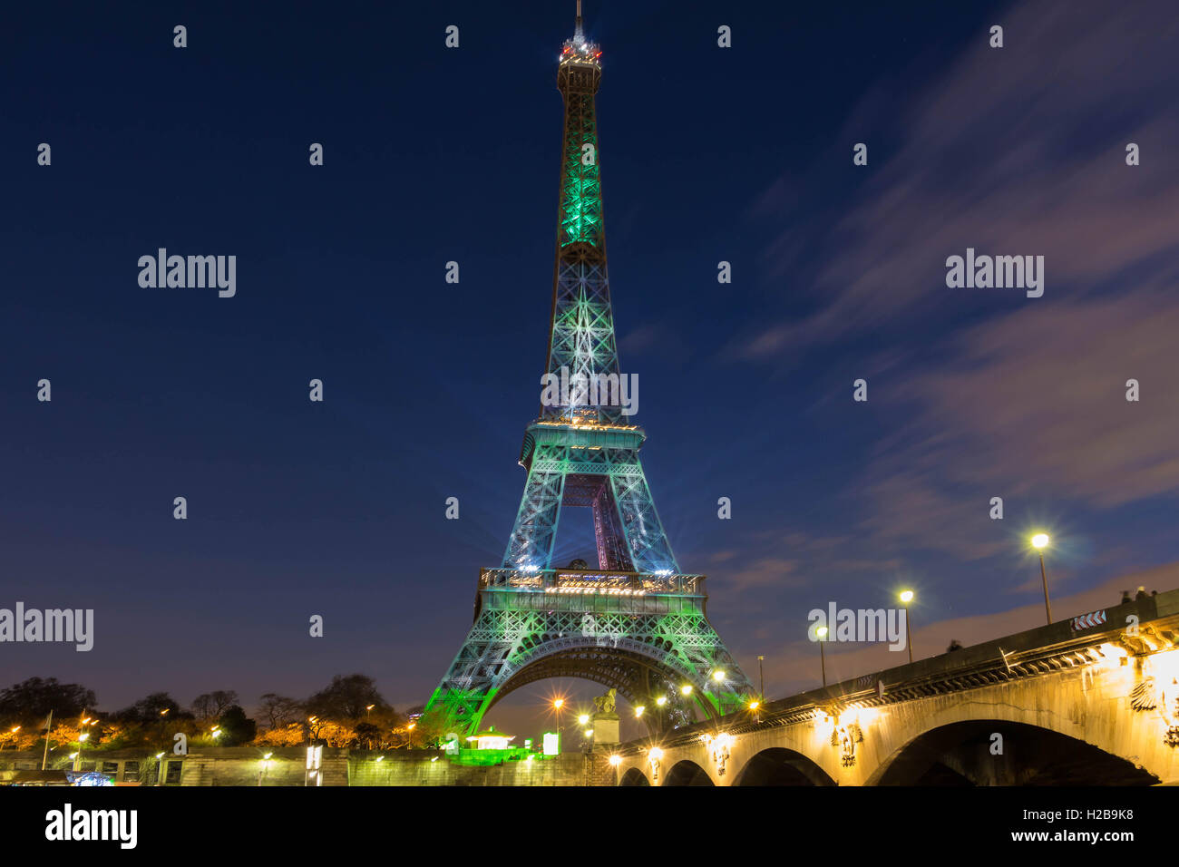 Paris ; France-December 02, 2015 : La Tour Eiffel recouverte d'une forêt vert visual dans le cadre de l'organisation de la COP21. Banque D'Images