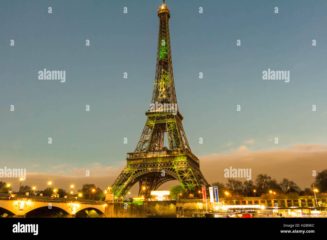 Paris ; France-December 02, 2015 : La Tour Eiffel recouverte d'une forêt vert visual dans le cadre de l'organisation de la COP21. Banque D'Images