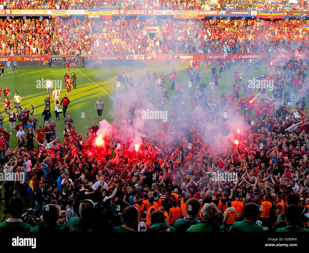 Le Sparta Prague fans célébrant la victoire et devenir champion de jeu tout en maintenant gagner de coup d'État. Banque D'Images