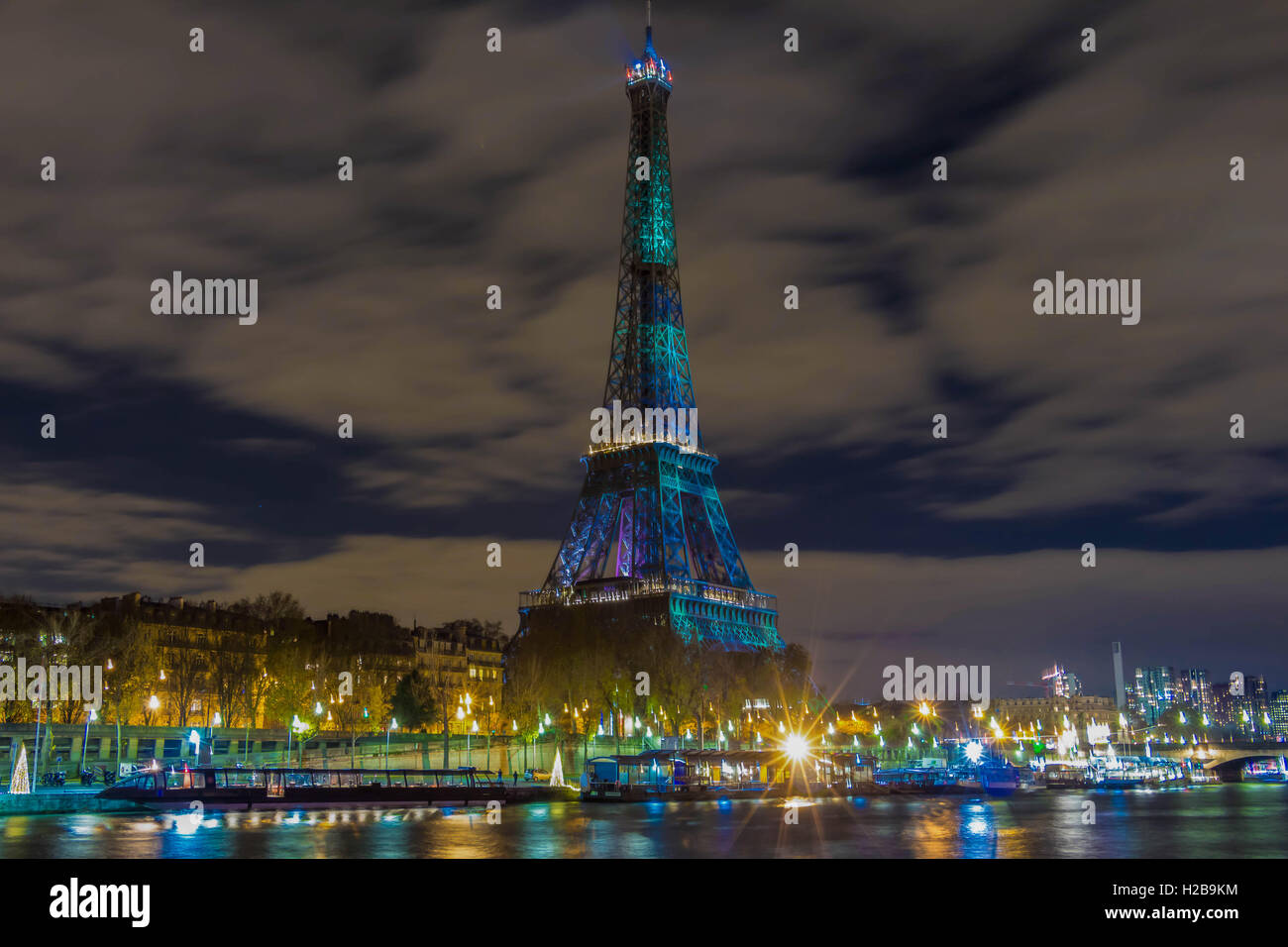 Paris, France-December 02, 2015 : La Tour Eiffel recouverte d'une forêt vert visual dans le cadre de l'organisation de la COP21 Banque D'Images
