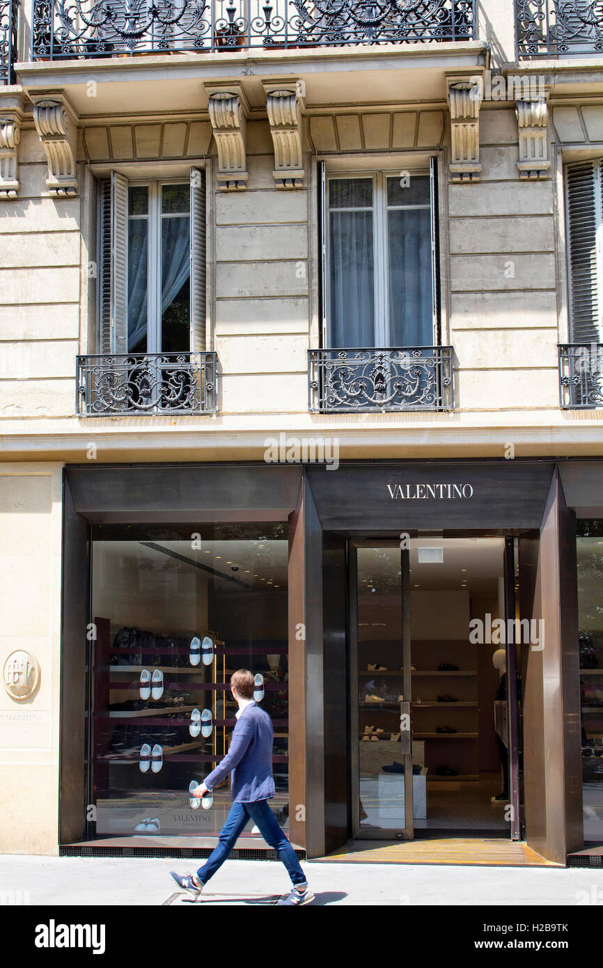 Homme marche dans motion floue par l un des magasin de la marque de mode de luxe dans le quartier du Marais a Paris Photo Stock Alamy