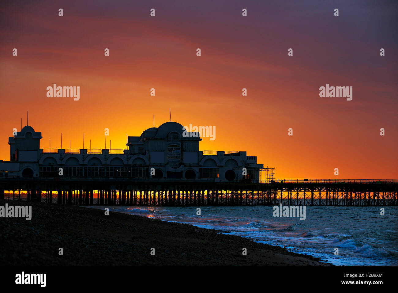 Ciel rouge le matin quand le soleil se lève derrière la jetée de Southsea à Portsmouth dans le Hampshire, au Royaume-Uni Banque D'Images