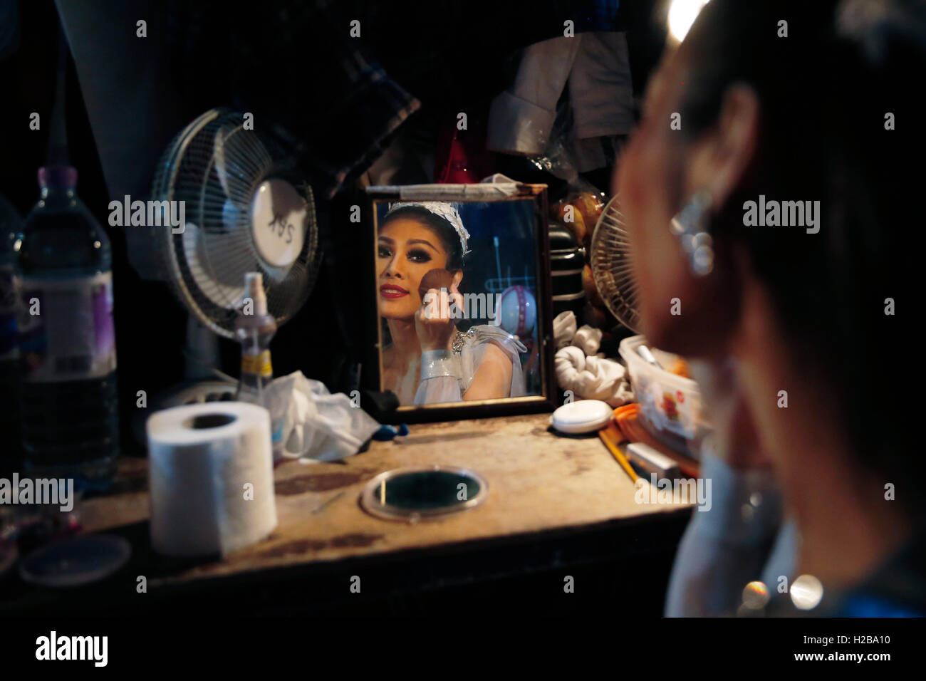 Interprète Naomi, s'applique le maquillage Backstage avant "Lady Boys de Bangkok' le spectacle 'beautés et les Beats' Banque D'Images