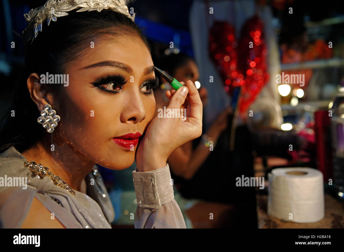 Interprète Naomi, s'applique le maquillage Backstage avant "Lady Boys de Bangkok' le spectacle 'beautés et les Beats' Banque D'Images