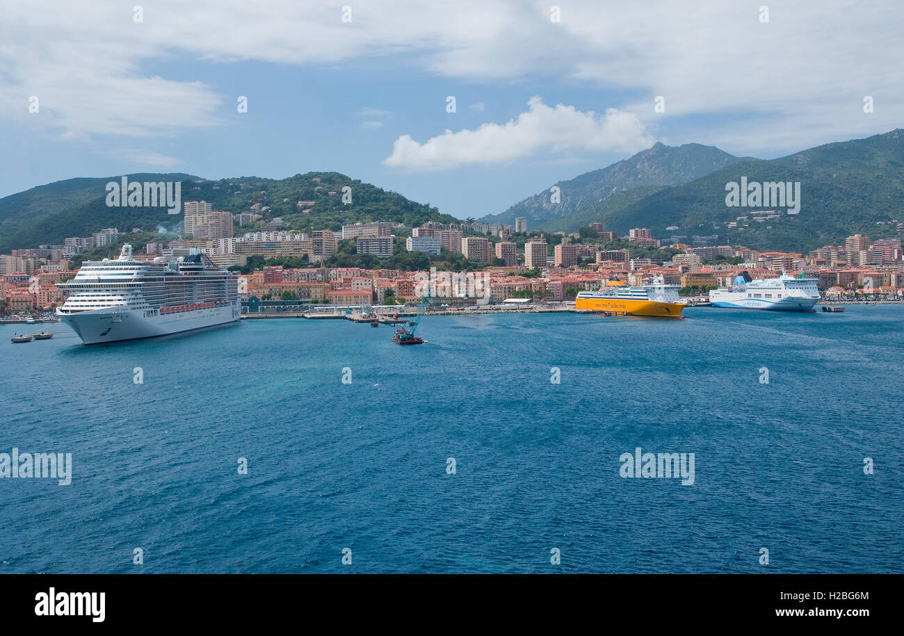 Ajaccio, Corse, avec le navire de croisière "MSC Fantasia" au terminal des croisières et des ferries pour la France et l'Italie, à la gare maritime Banque D'Images