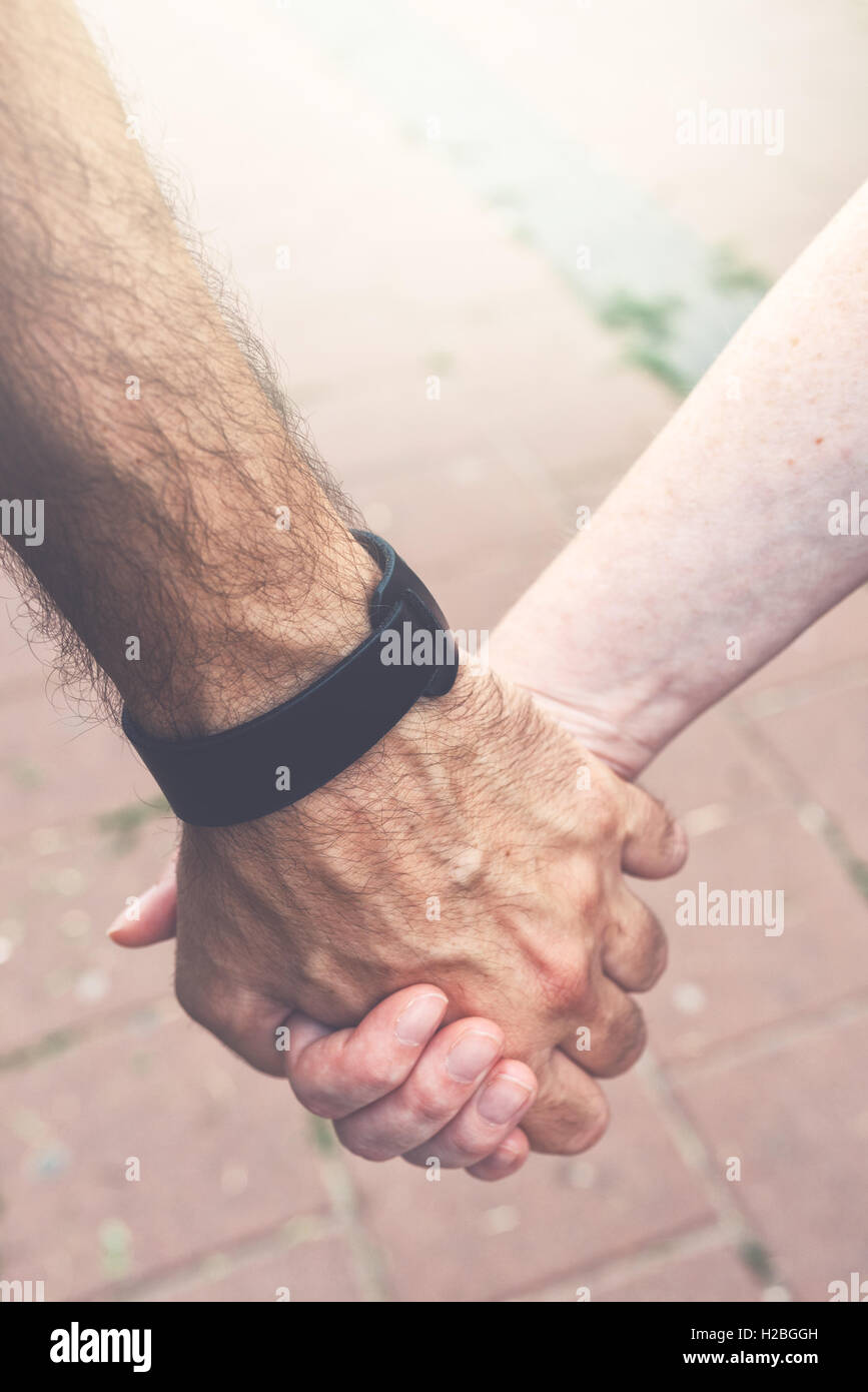 Hot couple holding hands on the Street et marcher Banque D'Images