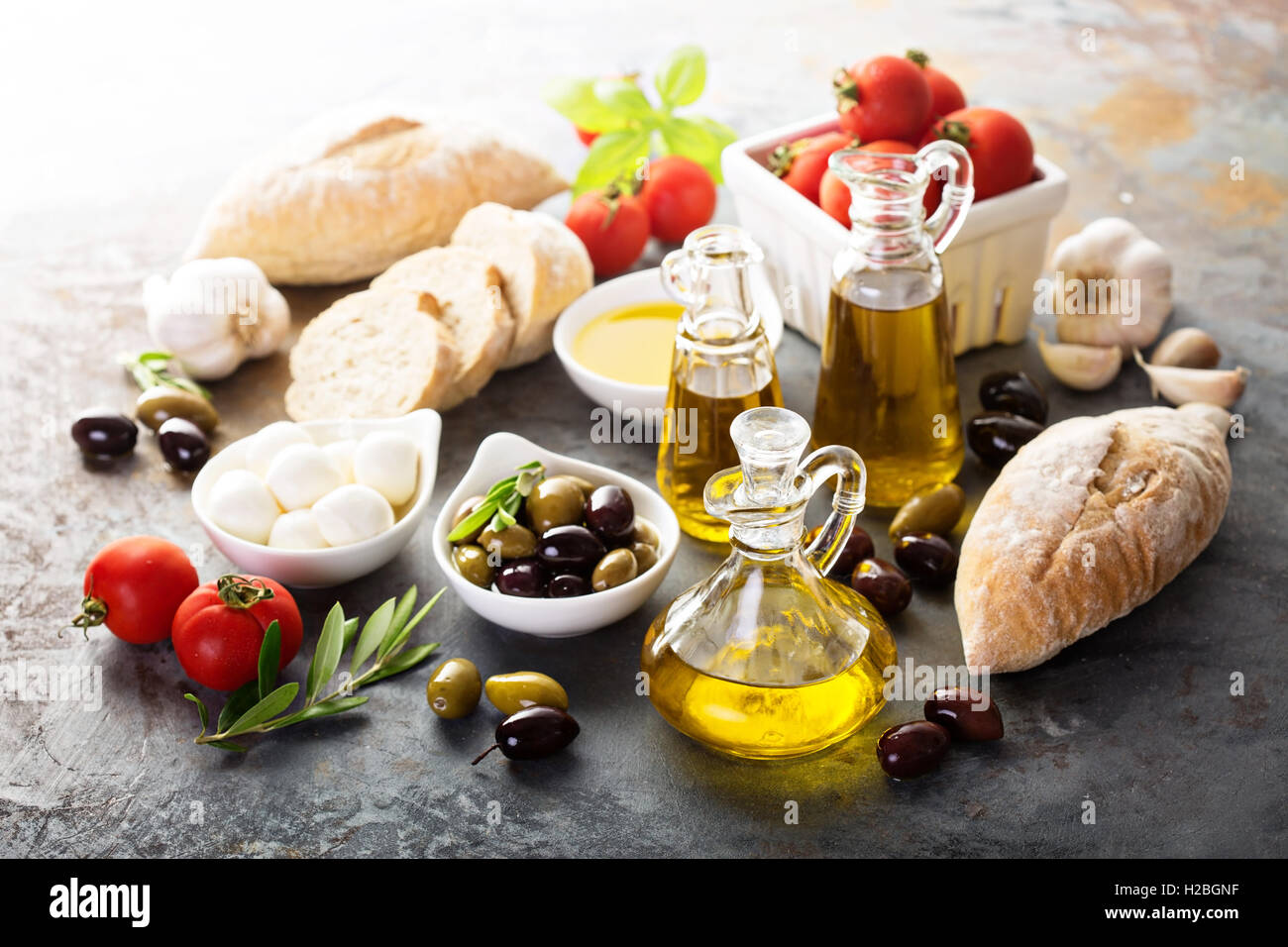 L'huile d'olive en bouteilles vintage et une cuisine italienne ingrédients Banque D'Images