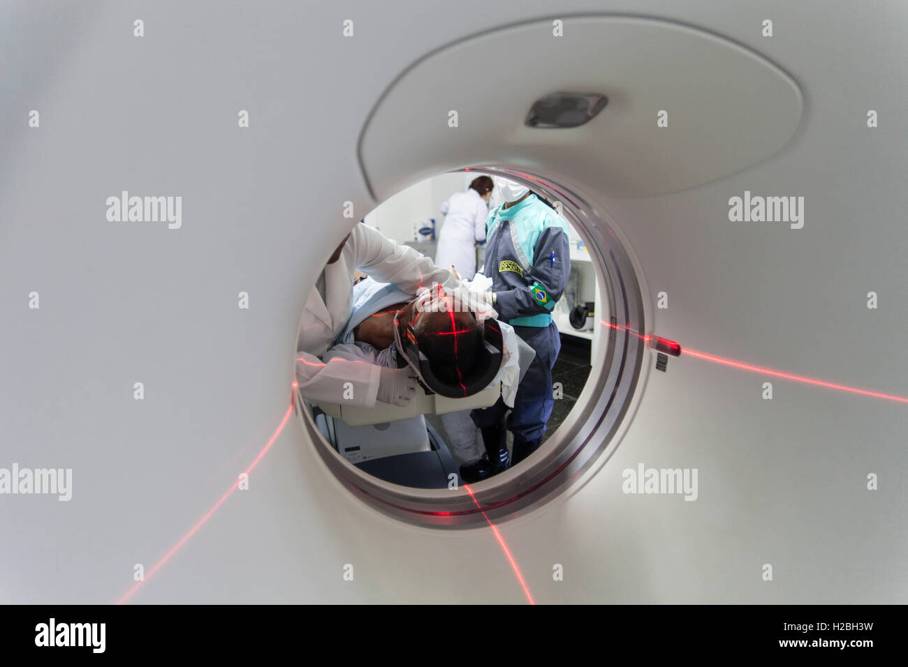 Dans Patient medical scanner IRM, imagerie par résonance magnétique, une technique d'imagerie médicale utilisé en radiologie à l'image de l'anatomie et les processus physiologiques de l'organisme dans les domaines de la santé et de la maladie - l'utilisation d'IRM de forts champs magnétiques, les ondes radio, gradients de champ et pour former des images du corps. Banque D'Images