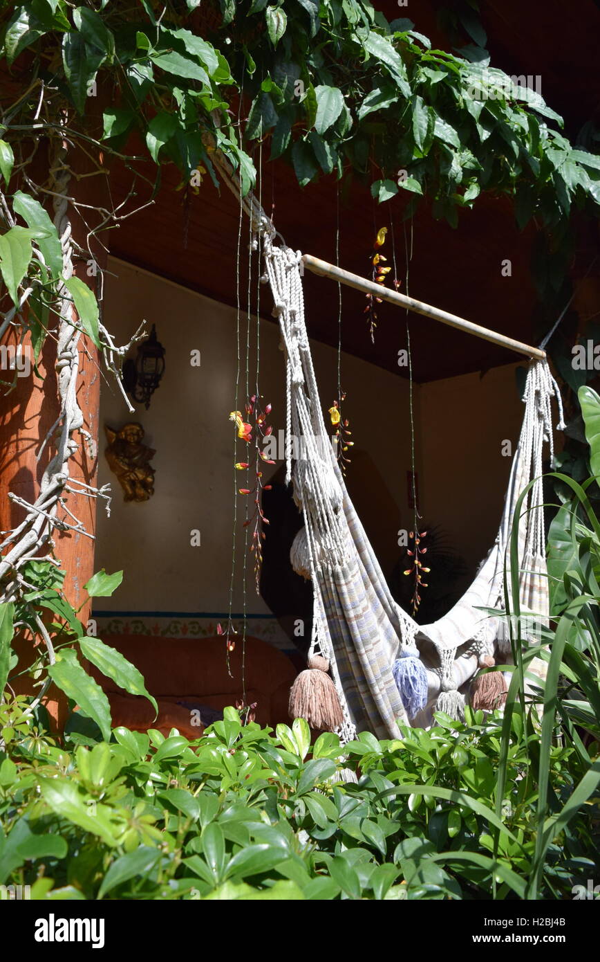 Hamac guatémaltèque suspendu dans l'intérieur d'une maison de cour à Antigua, Guatemala Banque D'Images