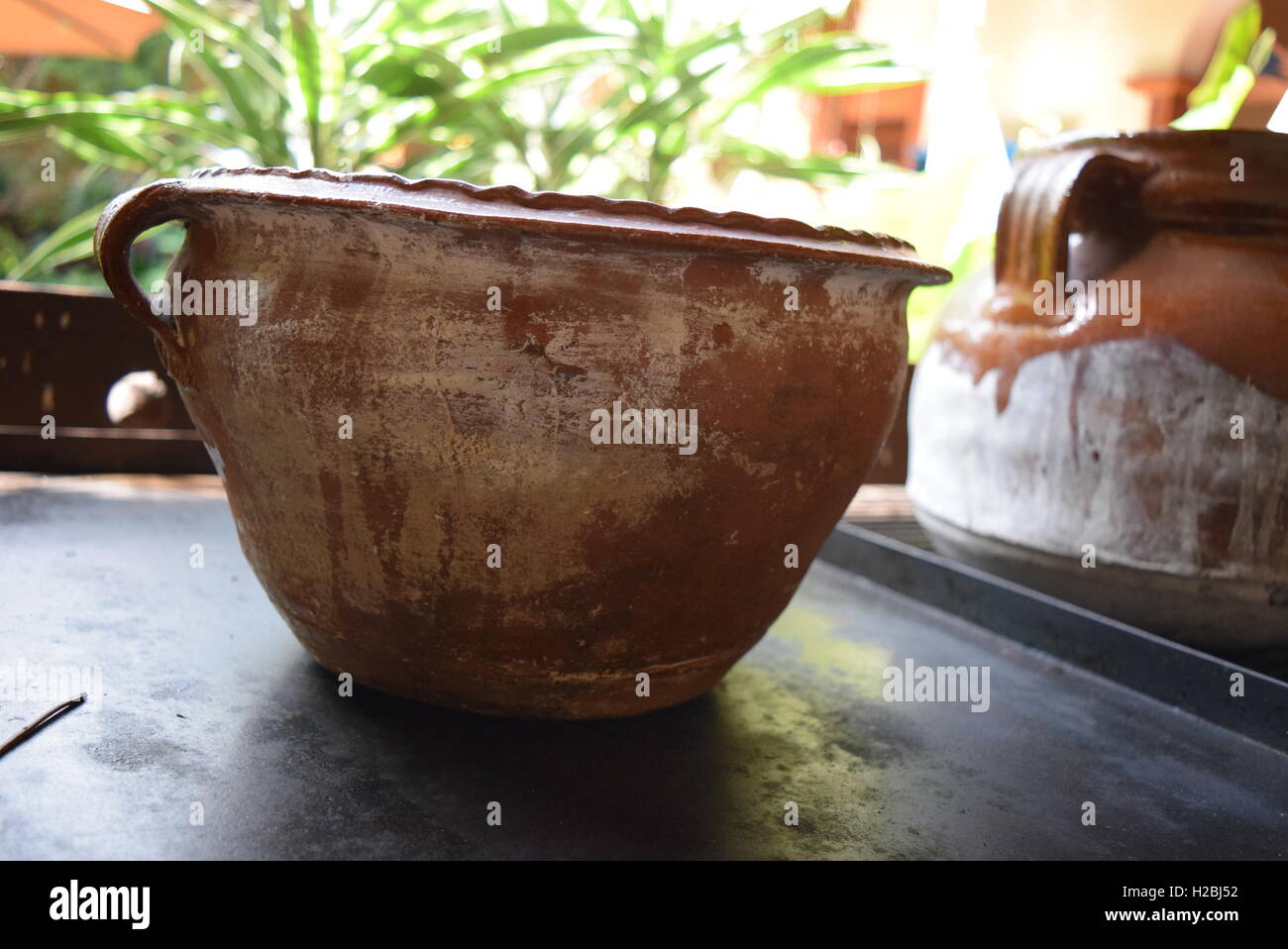 Les navires en céramique sur une vieille table de cuisine dans un hôtel à Antigua, Guatemala Banque D'Images
