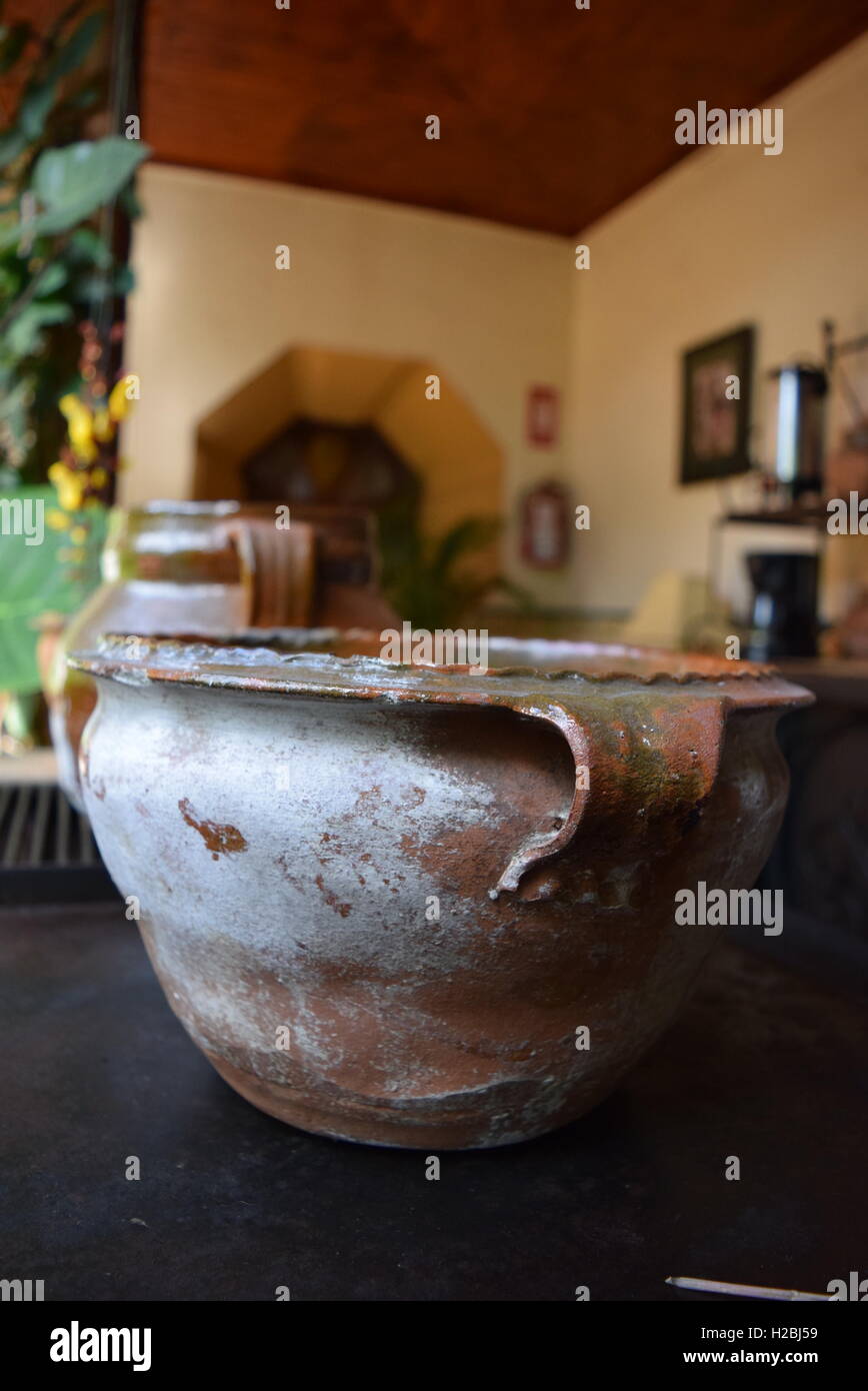 Les navires en céramique sur une vieille table de cuisine dans un hôtel à Antigua, Guatemala Banque D'Images