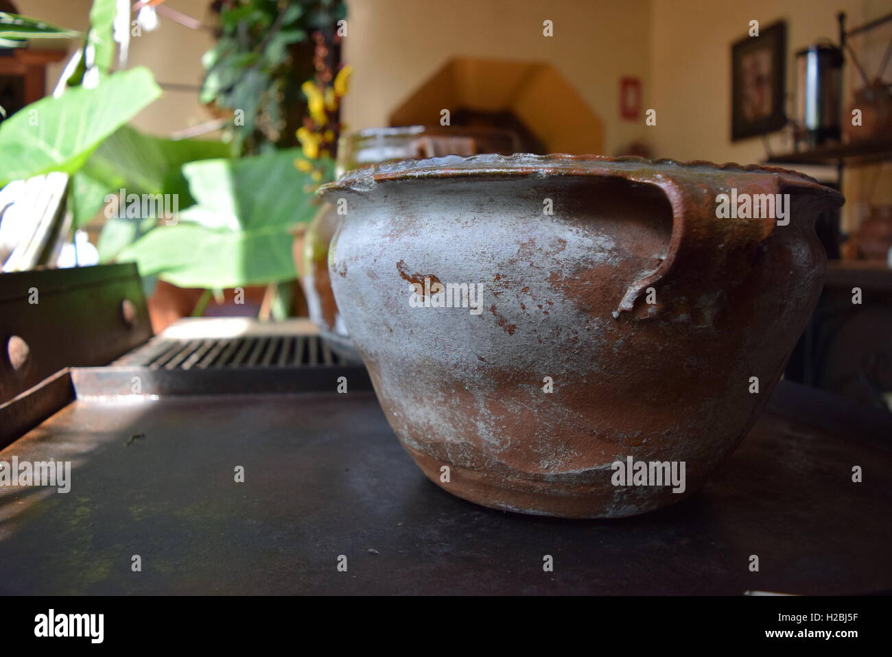 Les navires en céramique sur une vieille table de cuisine dans un hôtel à Antigua, Guatemala Banque D'Images
