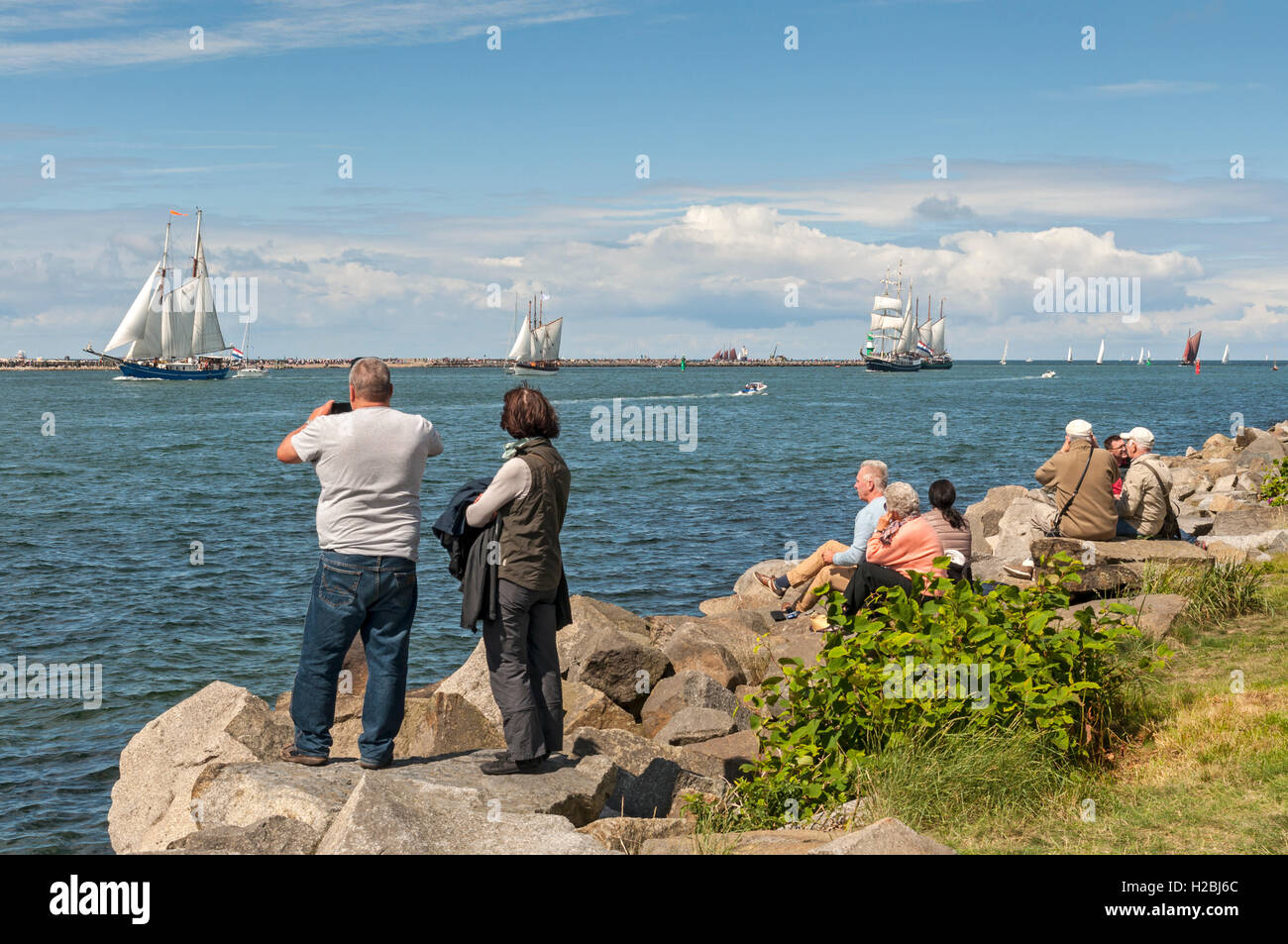 Les spectateurs à regarder les navires de passage à l '2016' à Hanse Sail Rostock Warnemünde , Allemagne. Banque D'Images Les spectateurs à regarder les navires de passage à l '2016' à Hanse Sail Rostock Warnemünde , Allemagne. Banque D'Images
